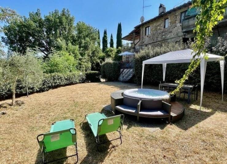 Rustico Jacuzzi & Wine Apartment in Tuscany