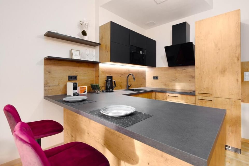 Coffee/tea facilities, Kitchen or kitchenette, Dining area, stove