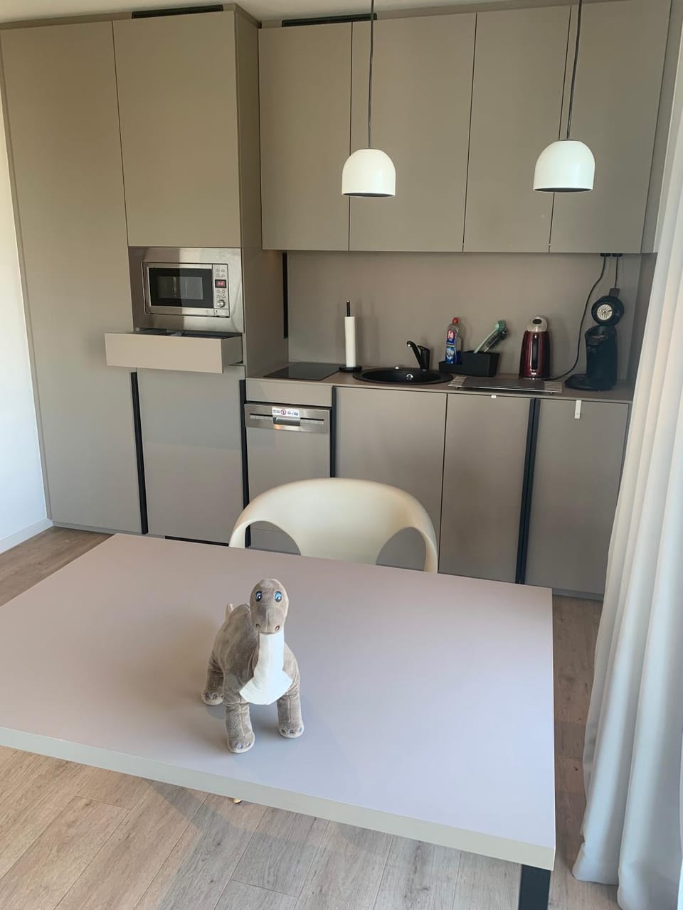 Kitchen or kitchenette, Dining area