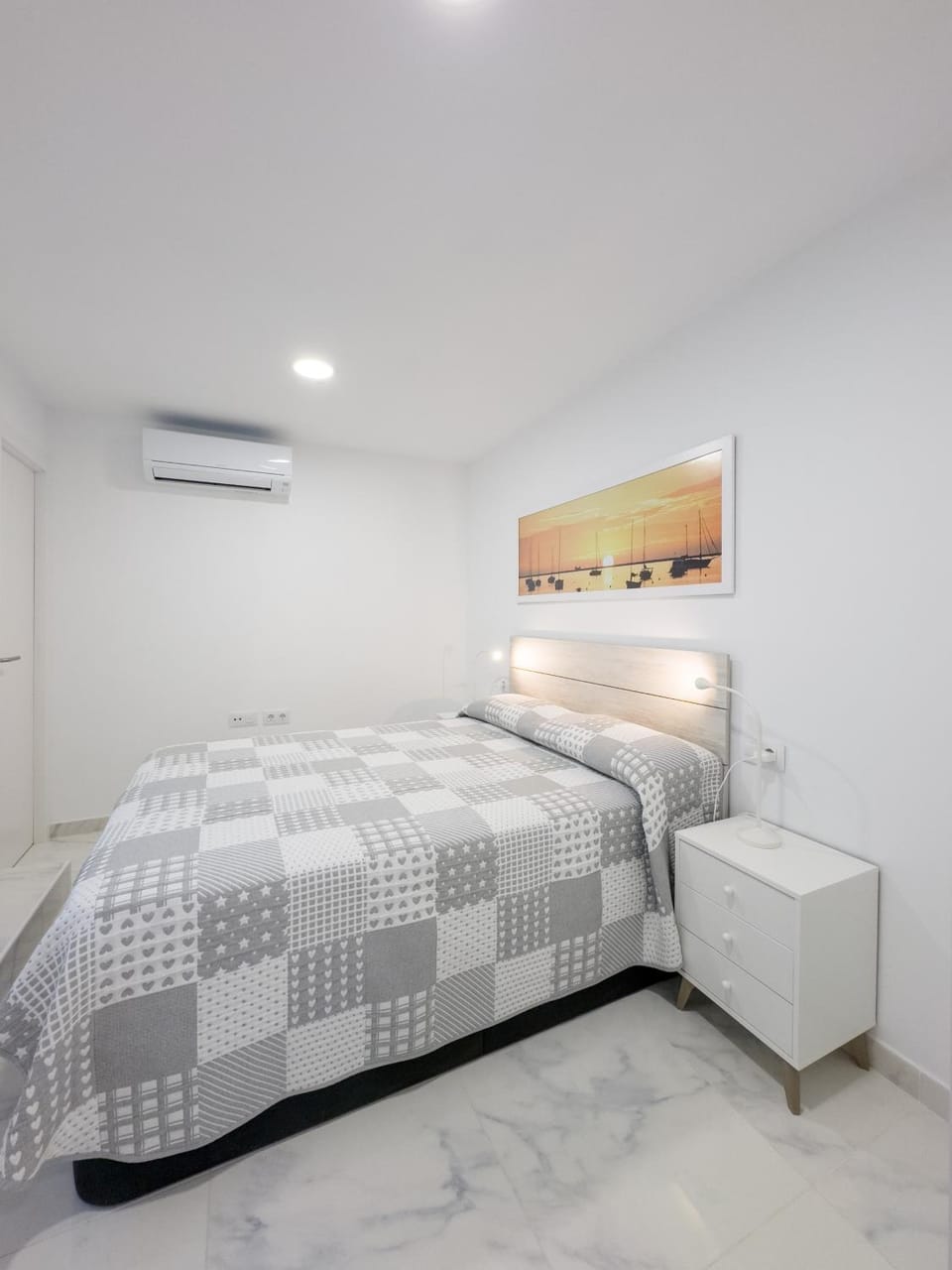 Bed, Photo of the whole room, Bedroom, air conditioner