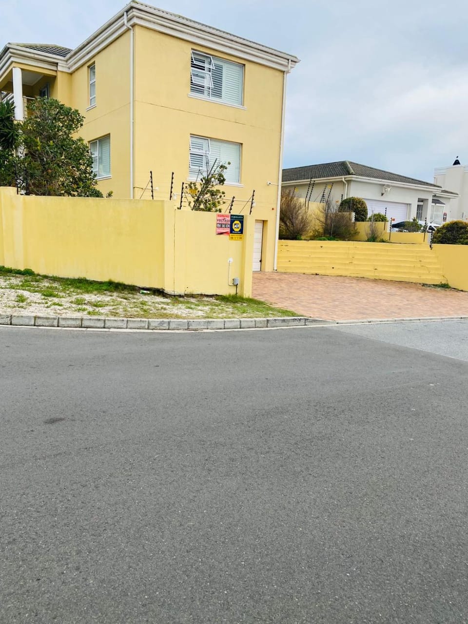 Property building, Day, Neighbourhood, Street view, Parking