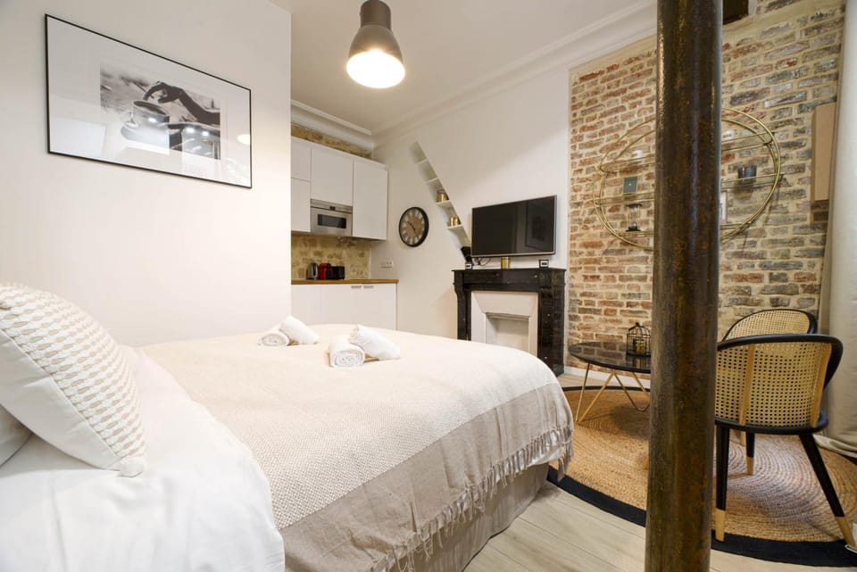 Bed, TV and multimedia, Living room, Seating area, Bedroom