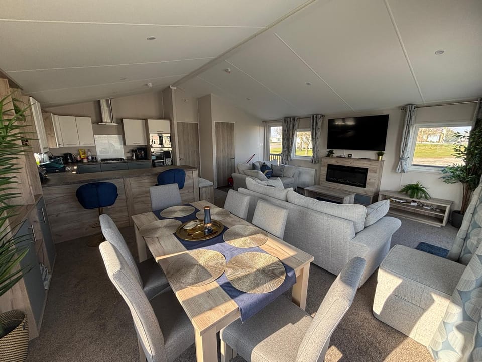 Lodge with hot tub - Waterside, Ingoldmells - pet friendly, WiFi, bed linen - Meadow Lakes Caravan & Lodge Hire Apartment in Ingoldmells
