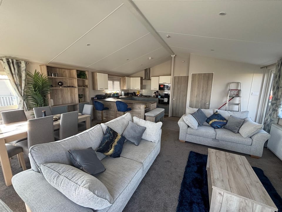 Lodge with hot tub - Waterside, Ingoldmells - pet friendly, WiFi, bed linen - Meadow Lakes Caravan & Lodge Hire Apartment in Ingoldmells