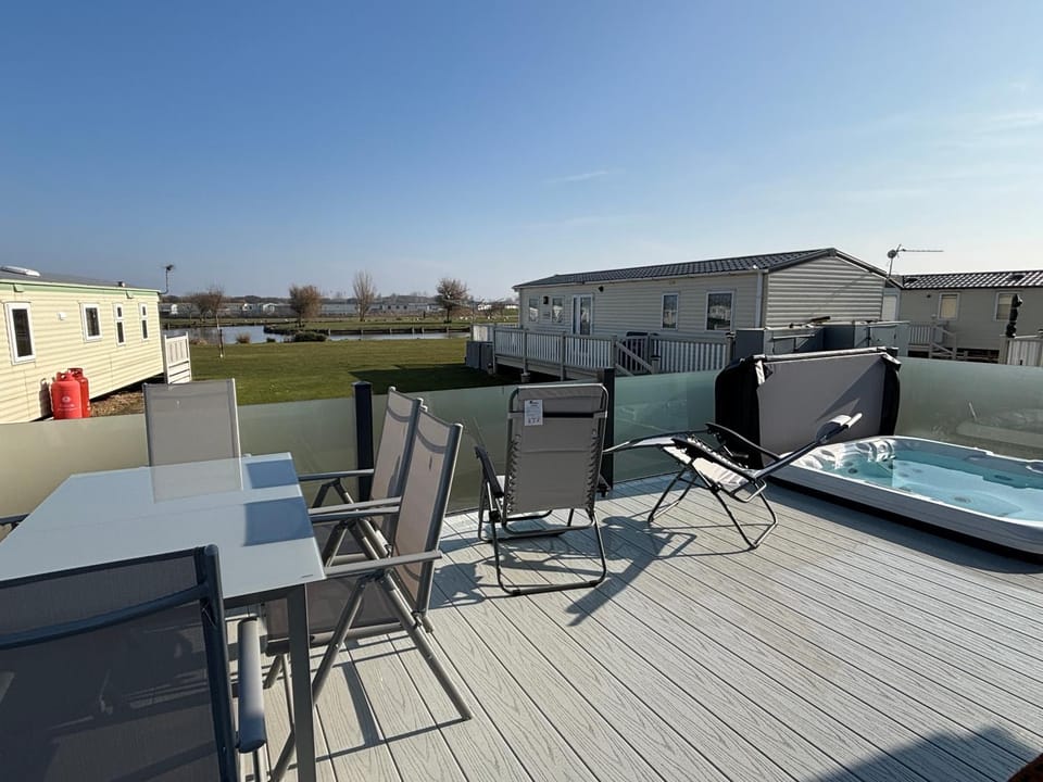 Lodge with hot tub - Waterside, Ingoldmells - pet friendly, WiFi, bed linen - Meadow Lakes Caravan & Lodge Hire Apartment in Ingoldmells