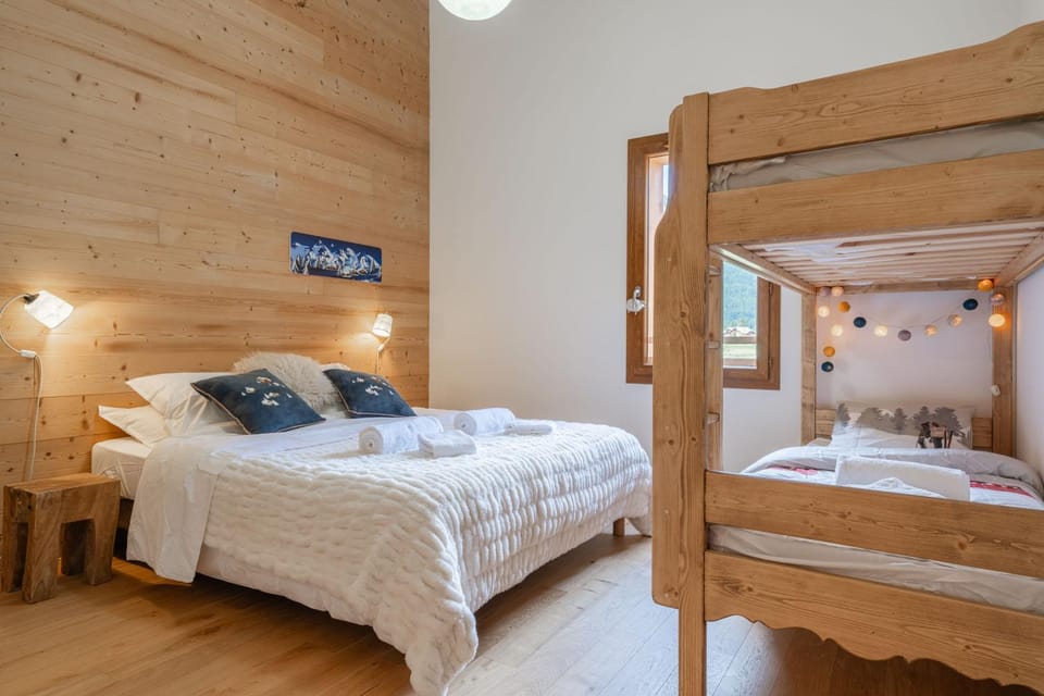 Bed, Photo of the whole room, Bedroom, bunk bed, towels