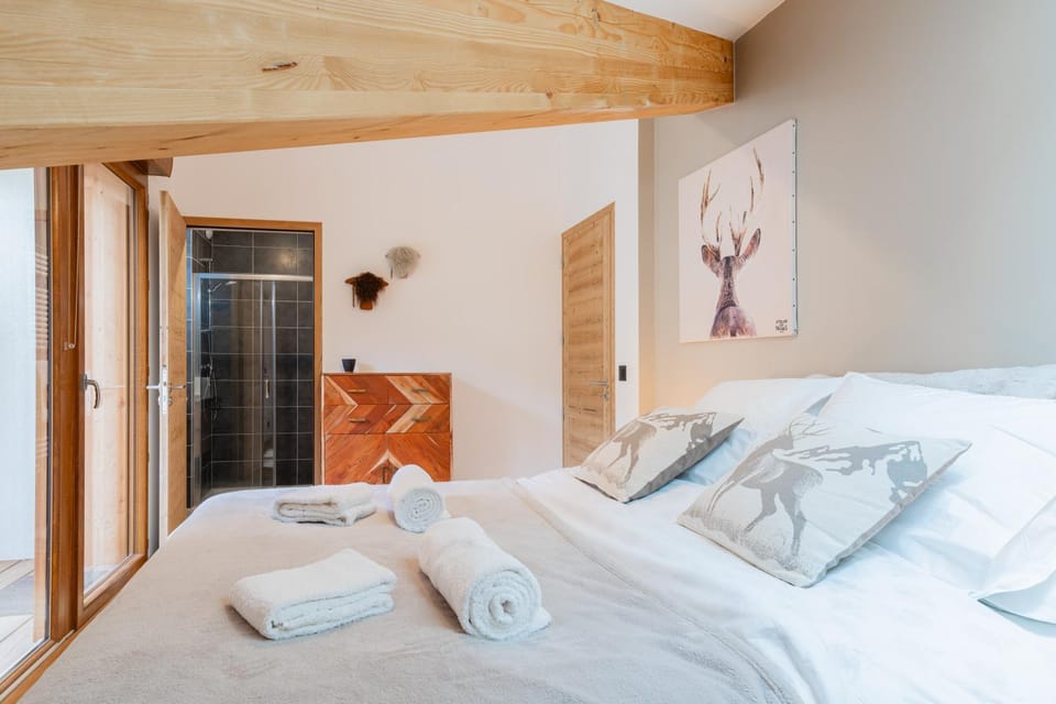 Bed, Photo of the whole room, Bedroom, towels