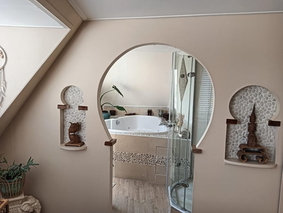 Modern Cozy Asian Style bedroom with Kingsize Spa bath Bed and Breakfast in North Holland (province)