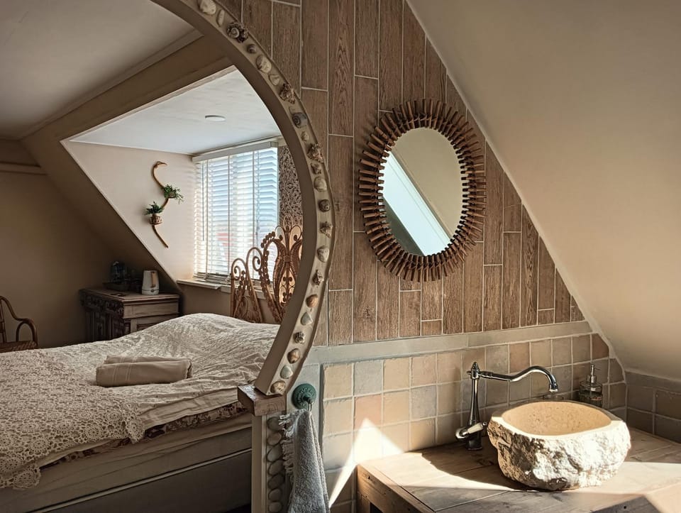 Modern Cozy Asian Style bedroom with Kingsize Spa bath Bed and Breakfast in North Holland (province)