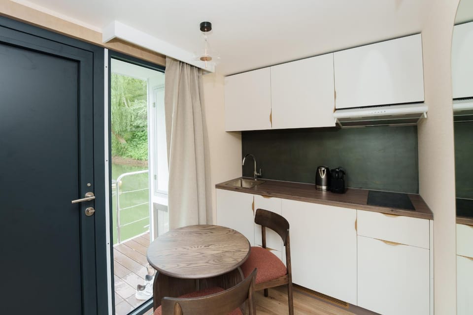 Kitchen or kitchenette, Dining area, minibar, stove