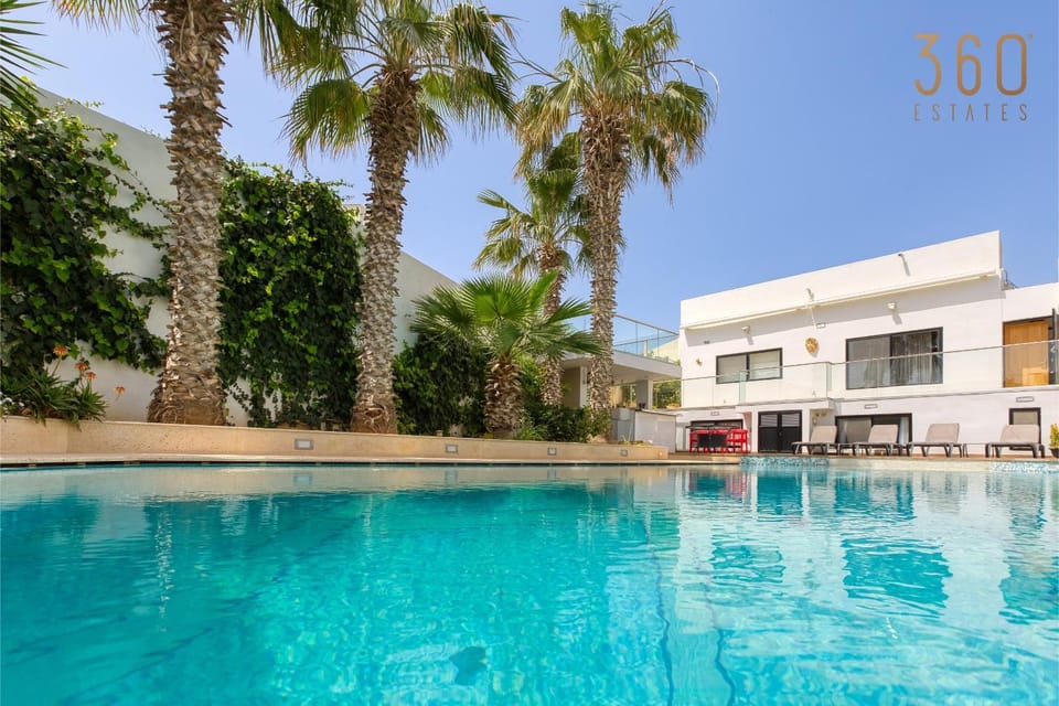 Property building, Pool view, Swimming pool, Parking, sunbed