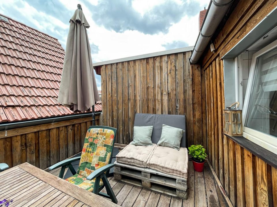 Property building, Day, Balcony/Terrace, Seating area