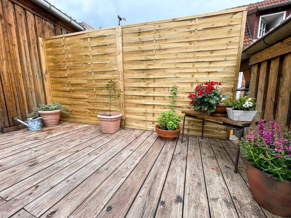 Property building, Day, Balcony/Terrace