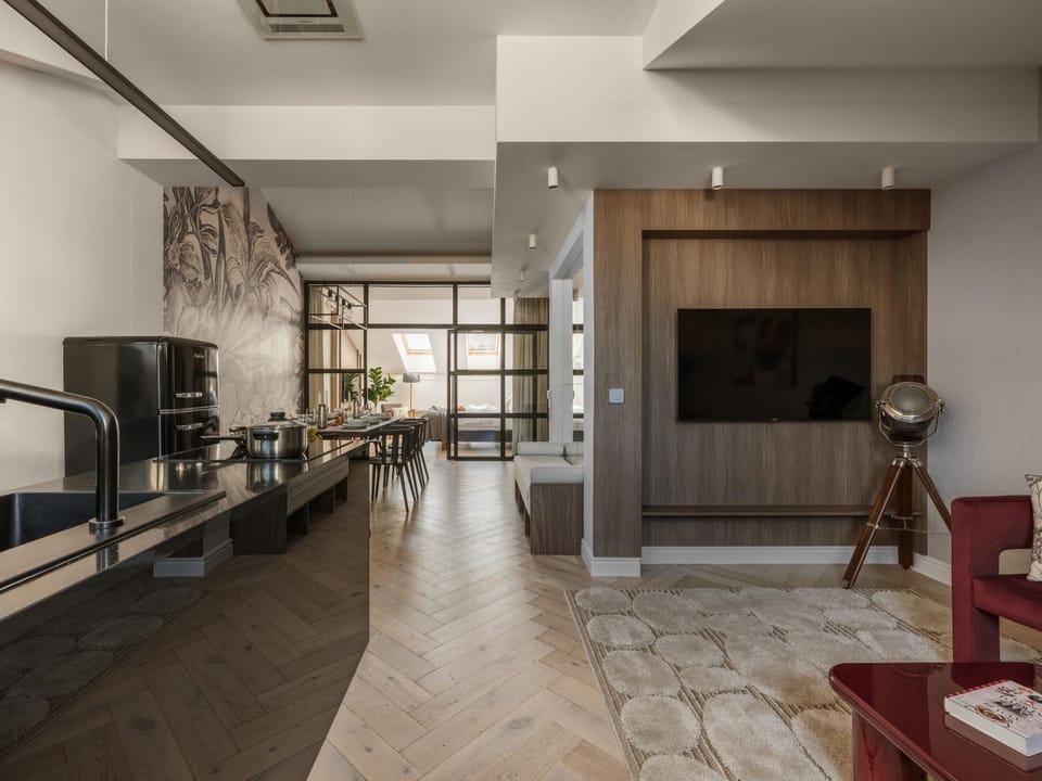 TV and multimedia, Kitchen or kitchenette, Living room, Seating area, Dining area