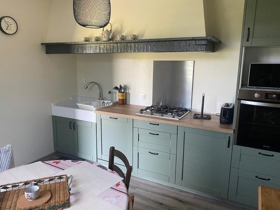Kitchen or kitchenette, Dining area, oven, stove, toaster