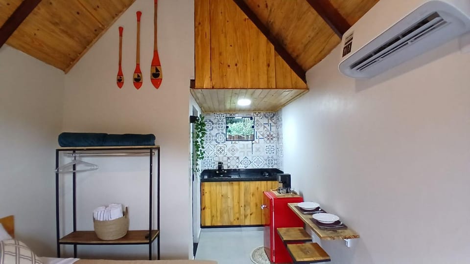 Kitchen or kitchenette, Dining area, minibar, stove