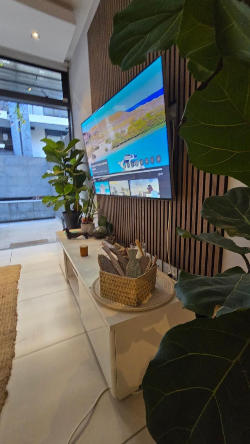Green Point Modern Flat with Security Apartment in Cape Town