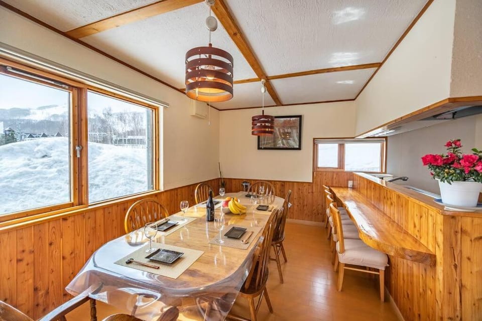 Kitchen or kitchenette, Food and drinks, Dining area, Food, Drinks