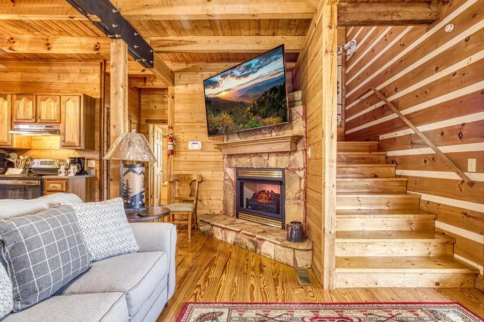 Big Bear Spacious Mountain Retreat with Hot Tub, Game Room, Stunning Views Chalet in Pigeon Forge
