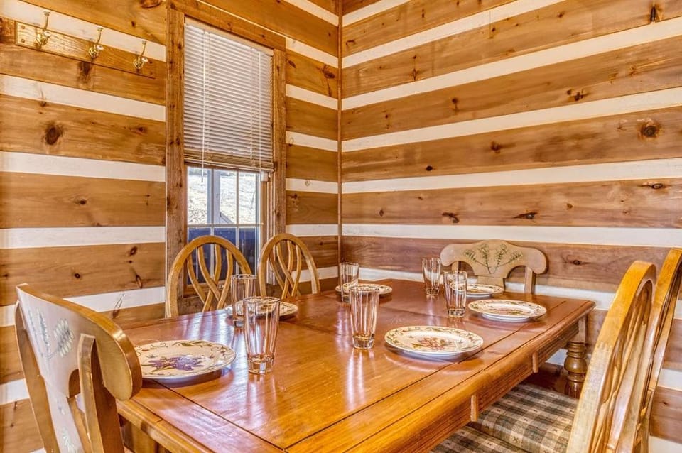 Big Bear Spacious Mountain Retreat with Hot Tub, Game Room, Stunning Views Chalet in Pigeon Forge