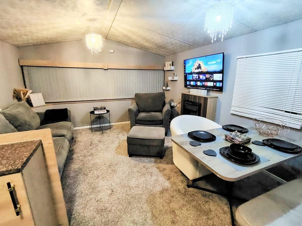 Communal lounge/ TV room, TV and multimedia, Living room, Seating area, Dining area, Evening entertainment