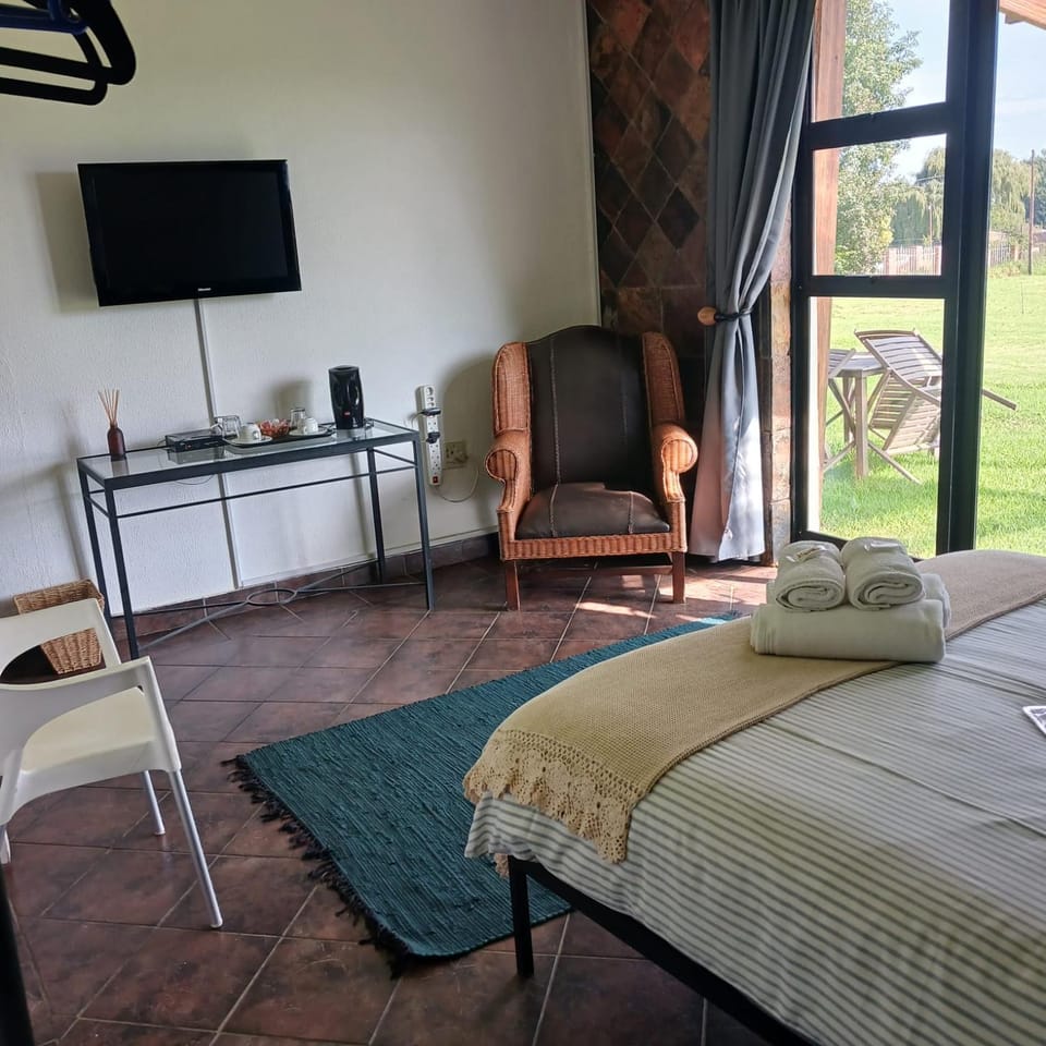 Restaurant/places to eat, Bed, TV and multimedia, Bedroom, Breakfast, towels