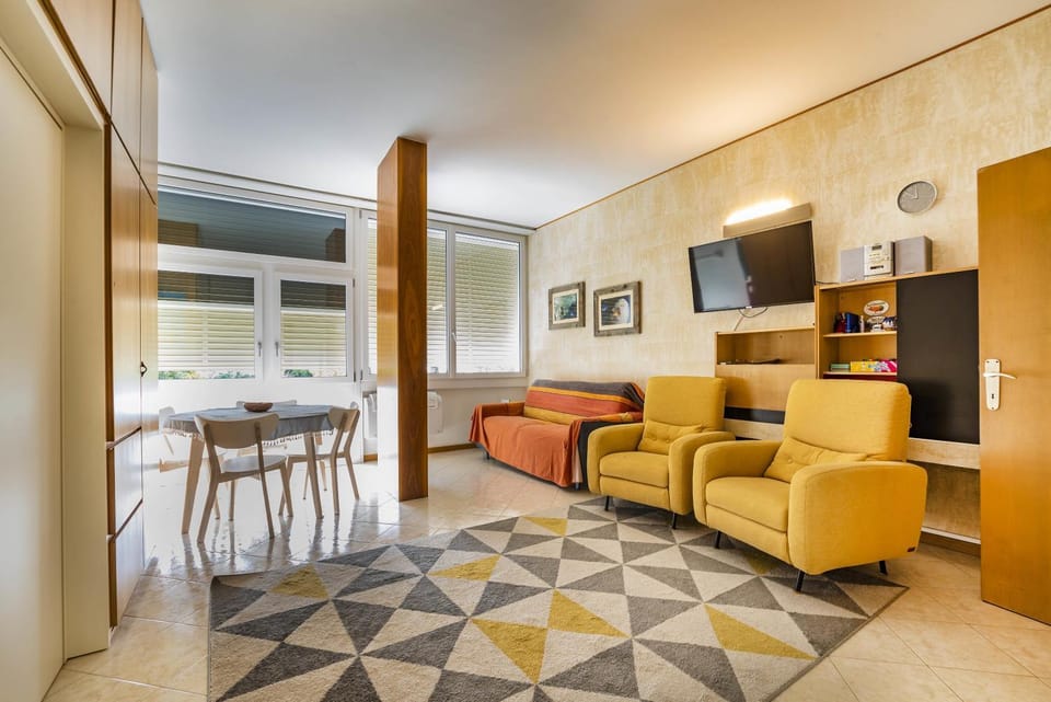 Communal lounge/ TV room, TV and multimedia, Kitchen or kitchenette, Living room, Seating area, Evening entertainment