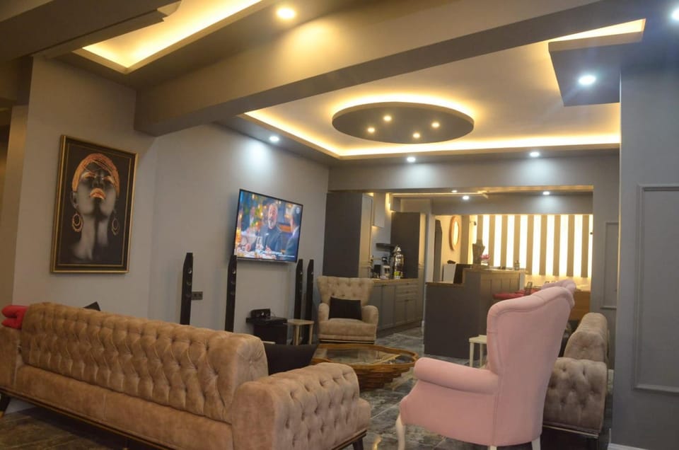 Restaurant/places to eat, Communal lounge/ TV room, Lounge or bar