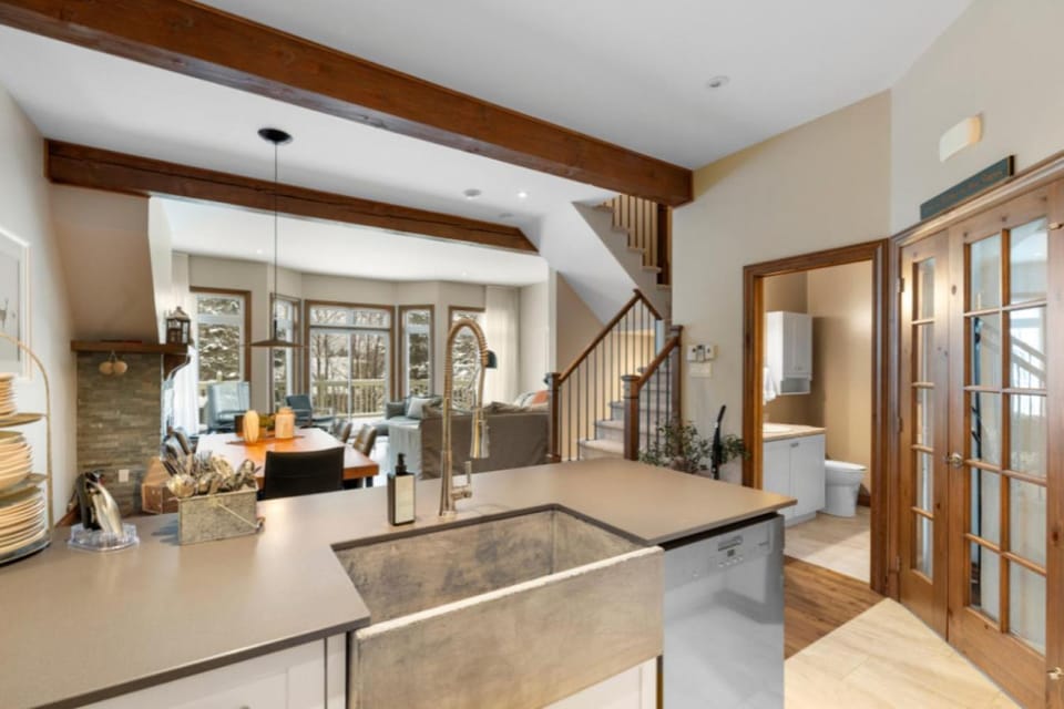 Kitchen or kitchenette, Living room, Seating area, Dining area