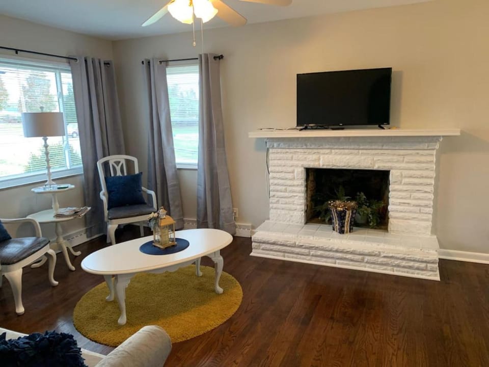 2 Homes for large group Hot Tub House in Mason