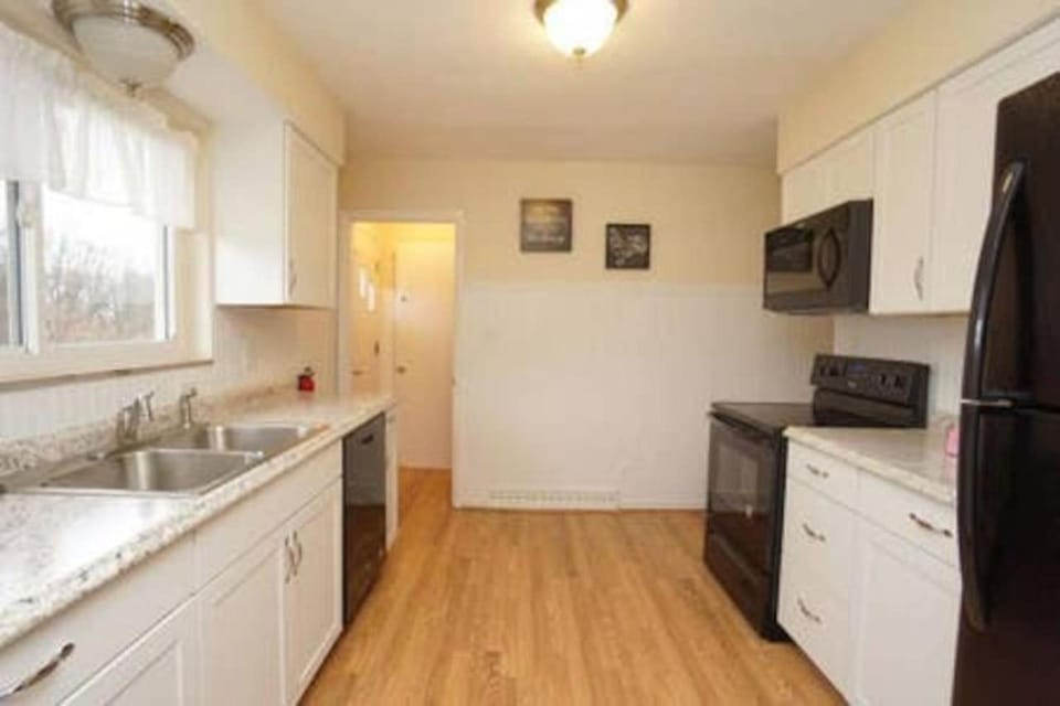 2 Homes for large group Hot Tub House in Mason