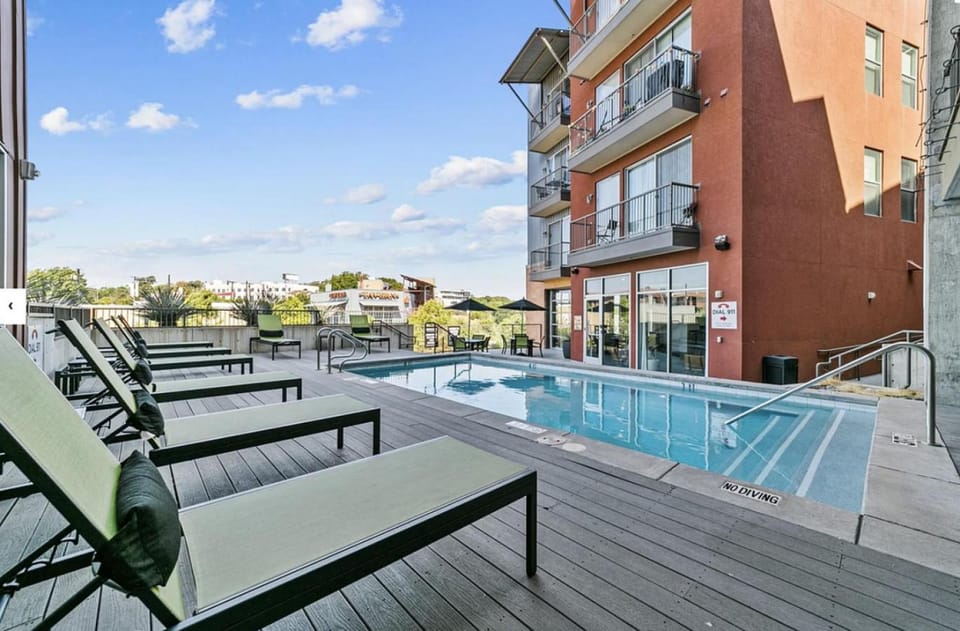 Landing at Lofts at Sylvan Thirty - 1 Bedroom in West Dallas Apartment in Dallas