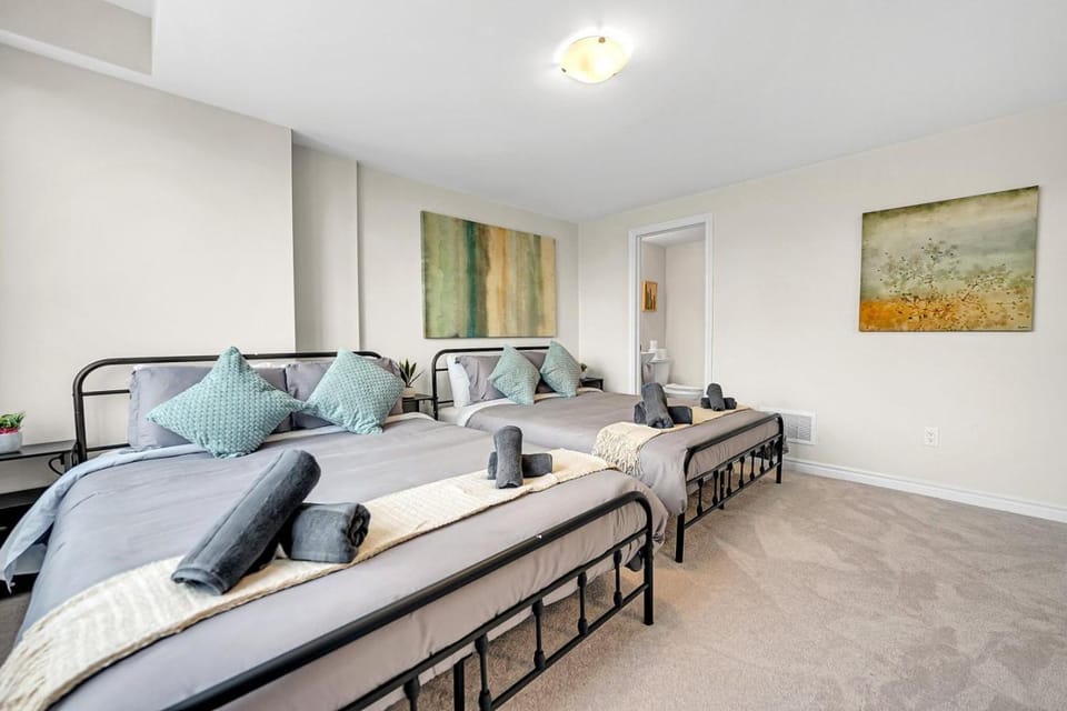 Spacious 6bed Home near Pier Niagara Toronto QEW House in Burlington