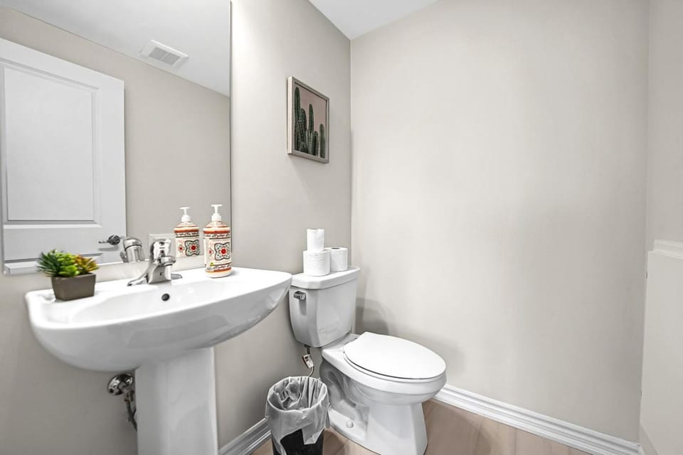 Spacious 6bed Home near Pier Niagara Toronto QEW House in Burlington