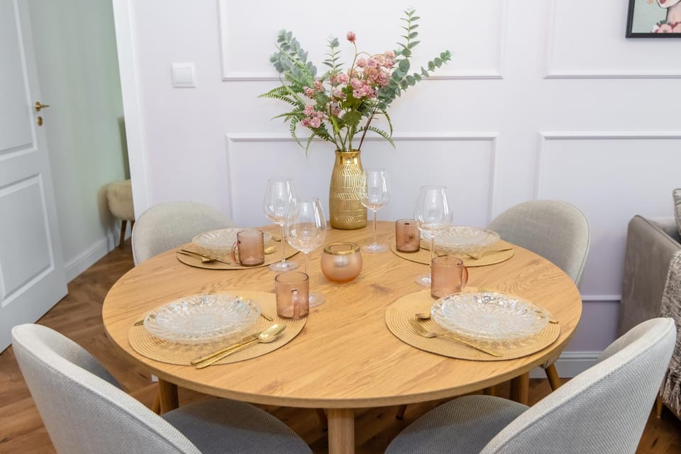 Living room, Food and drinks, Seating area, Dining area