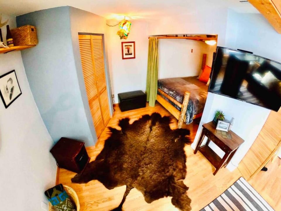 Ski Bunny Studio Walkable to Ski Lifts House in Big Sky