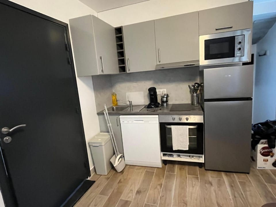 Coffee/tea facilities, dishwasher, oven, stove, toaster