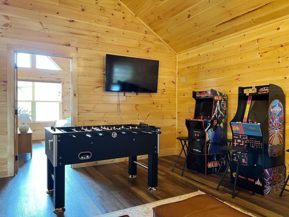 Splendid 2Cabins Sleeps 28 Pool Hot Tub More Cabin in Pigeon Forge
