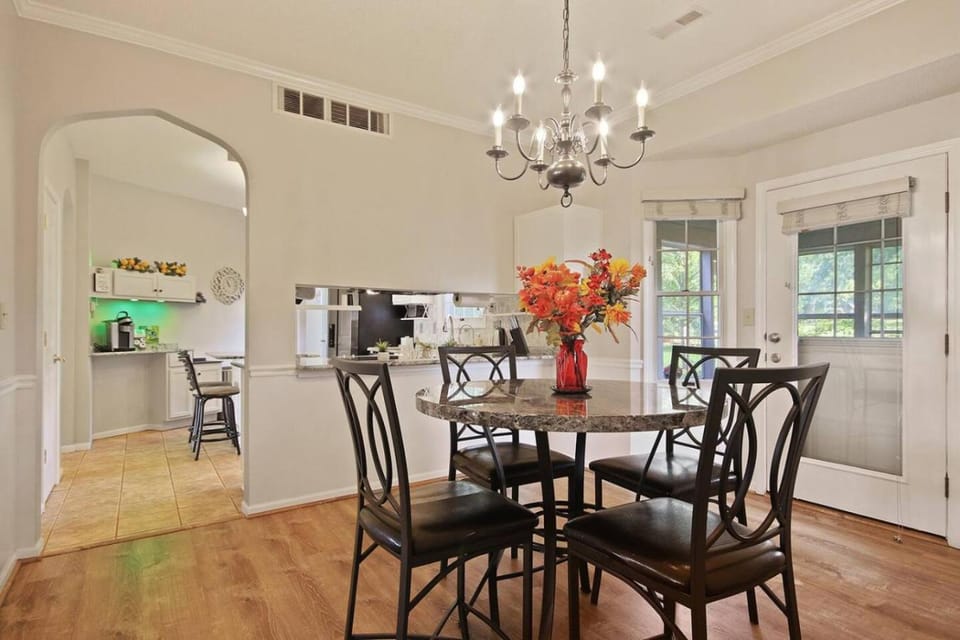 South Side Escape Sleeps 8 House in Columbia