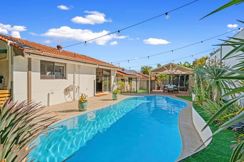 Spacious family home, pool, epic backyard House in Karrinyup
