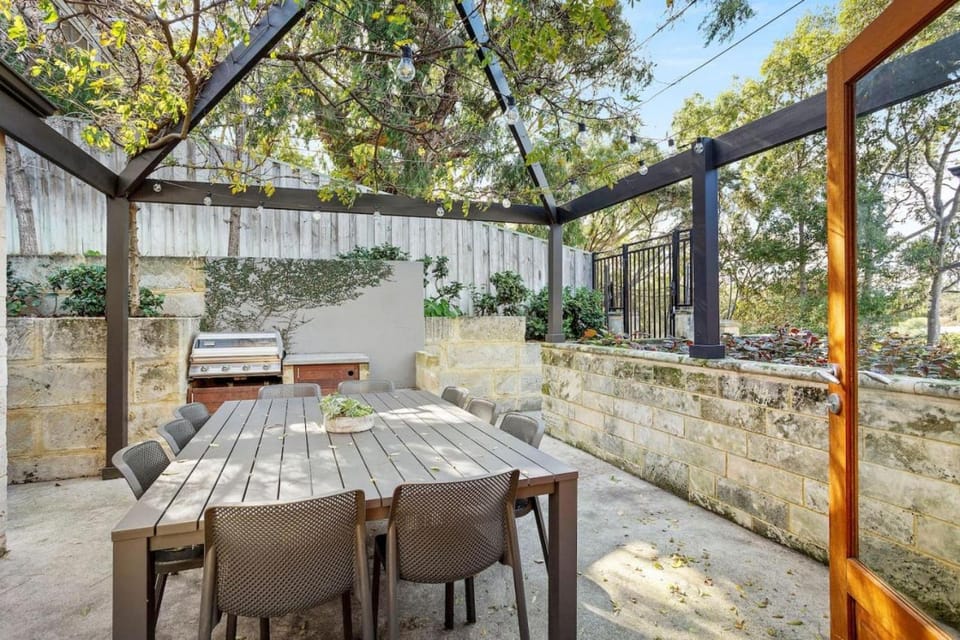 Starlit Alfresco, 4BR Paradise, and Beachside suburb House in Perth