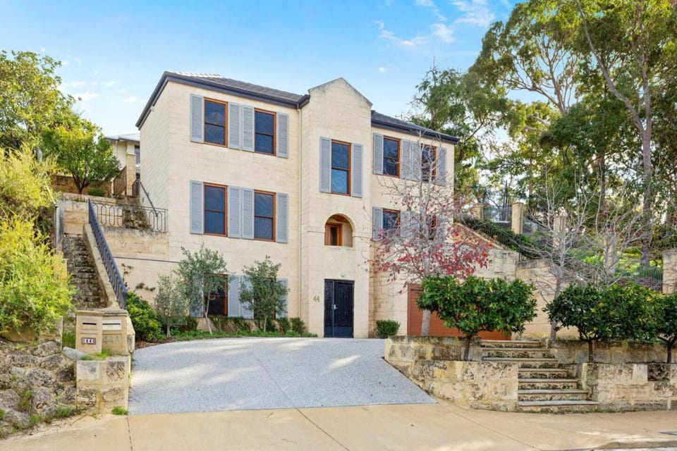 Starlit Alfresco, 4BR Paradise, and Beachside suburb House in Perth