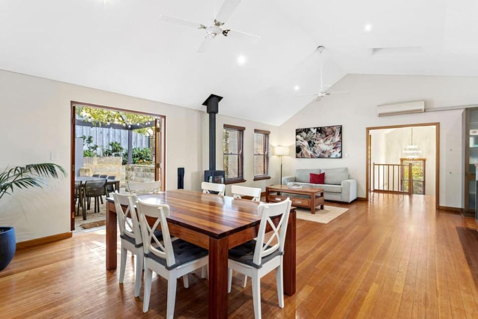 Starlit Alfresco, 4BR Paradise, and Beachside suburb House in Perth