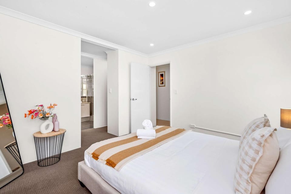4 bedroom luxury modern home near the beach and parks House in Western Australia
