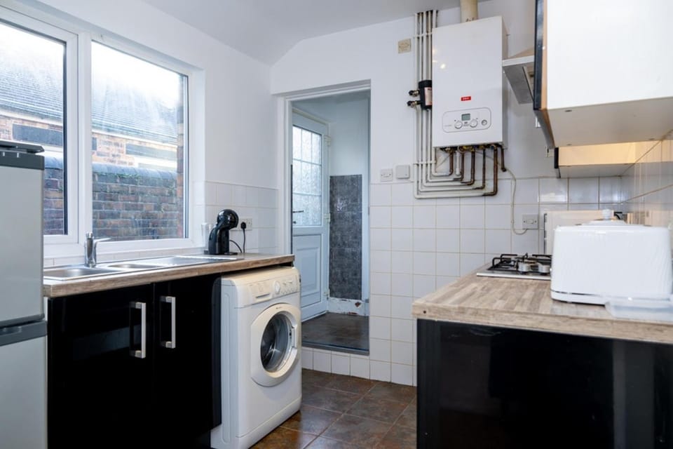 Kitchen or kitchenette, washing machine
