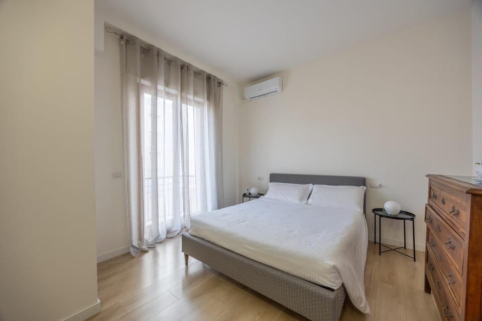 Bed, Photo of the whole room, Bedroom, air conditioner
