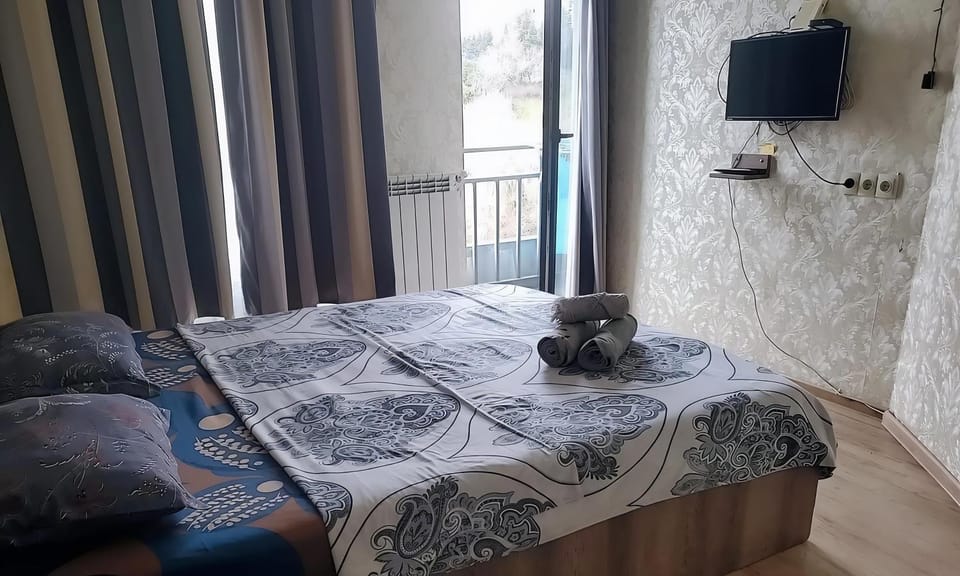 Bed, TV and multimedia, Bedroom, towels