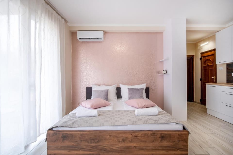 Bed, Living room, Photo of the whole room