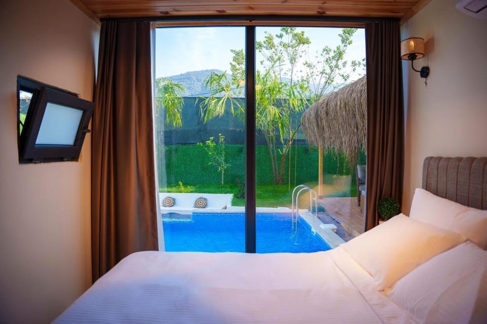 Bed, Natural landscape, Photo of the whole room, Bedroom, Pool view, Swimming pool