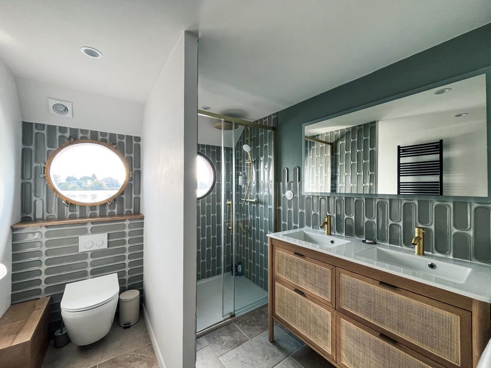 Shower, Toilet, Bathroom, towels